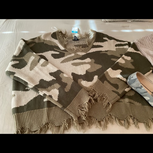 Rue21 Sweaters - Rue 21 plus size Camo Destructed Hem Crop Sweater